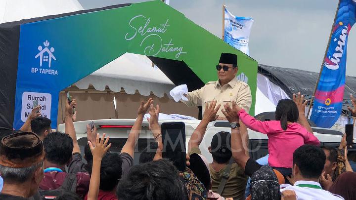 Prabowo Bagikan Kaos Usai Akad Massal Rumah Subsidi