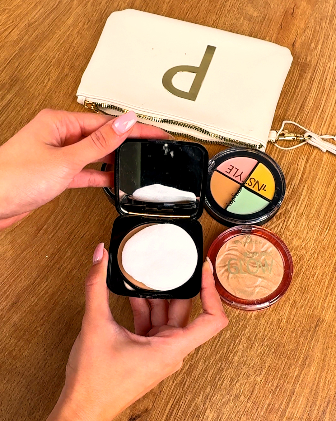 Keep your makeup safe while traveling💄🧳<br><br>