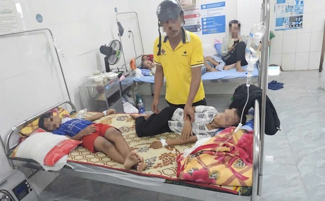 Học sinh ngộ độc thực phẩm, cách chức hiệu trưởng để ngăn chặn tái diễn