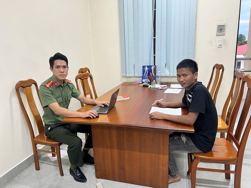 A.N thuật lại vụ việc với công an. Ảnh: Công an Quảng Ngãi