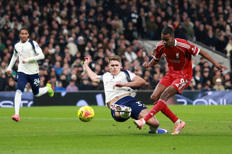 Los aficionados del Liverpool están furiosos porque Micky van de Ven no ha recibido castigo tras la lesión de Alexander Isak