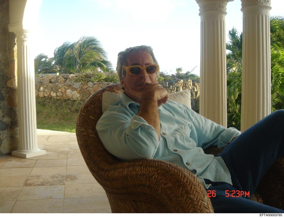 Berkas Epstein terbaru dirilis—Demokrat mempertanyakan apakah DOJ menghapus foto Trump