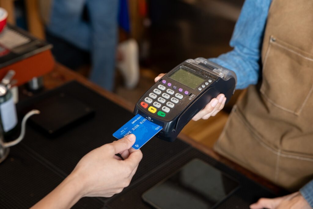 Dia bisa membayar pembelian sebesar 1.700 dolar secara langsung, tetapi masih ingin membagi biayanya