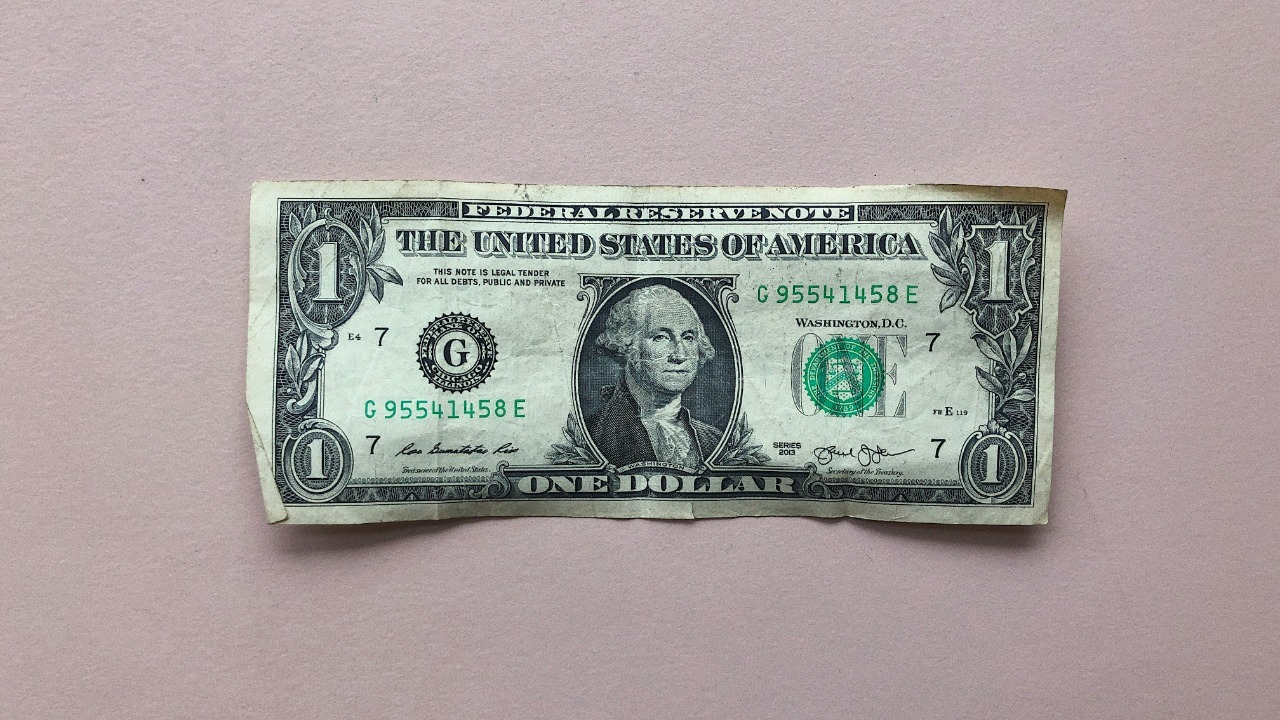 Pola uang kertas satu dolar yang saat ini dijual dengan harga mahal