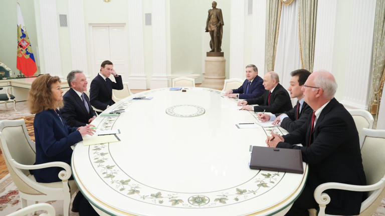 El presidente ruso, Vladímir Putin, se reúne con el enviado presidencial de EEUU., Steve Witkoff, y el yerno de Trump, Jared Kushner. EFE/EPA/ALEXANDER KAZAKOV / SPUTNIK / KREMLIN POOL MANDATORY CREDIT