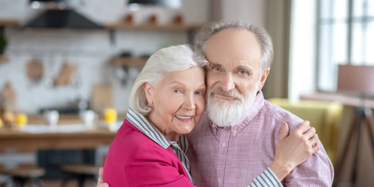 Suami saya dan saya akan membagi harta kami antara anaknya dan tiga anak saya. Apakah mereka harus m