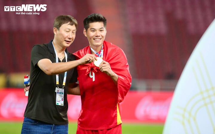 HLV Kim Sang-sik sợ U22 Việt Nam thua thêm, chỉ muốn chui xuống lỗ