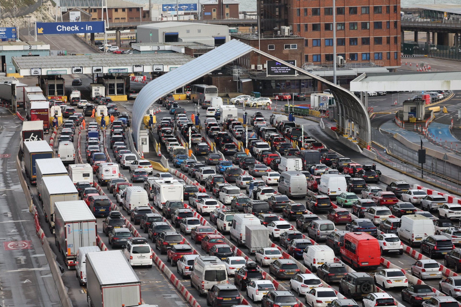 Christmas travel chaos as IT glitch hits Dover border
