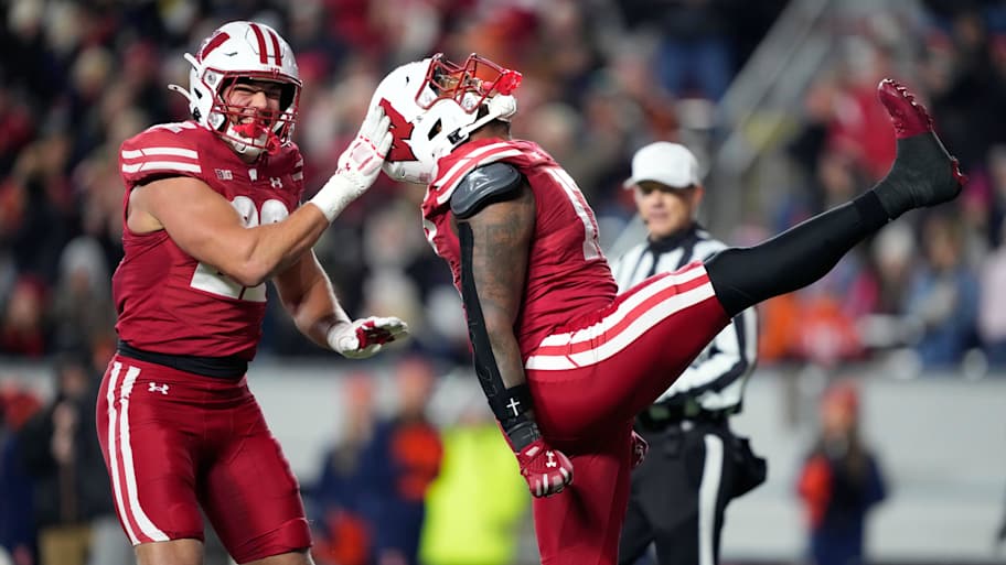 Wisconsin Badgers breakout pass rusher declares for NFL draft