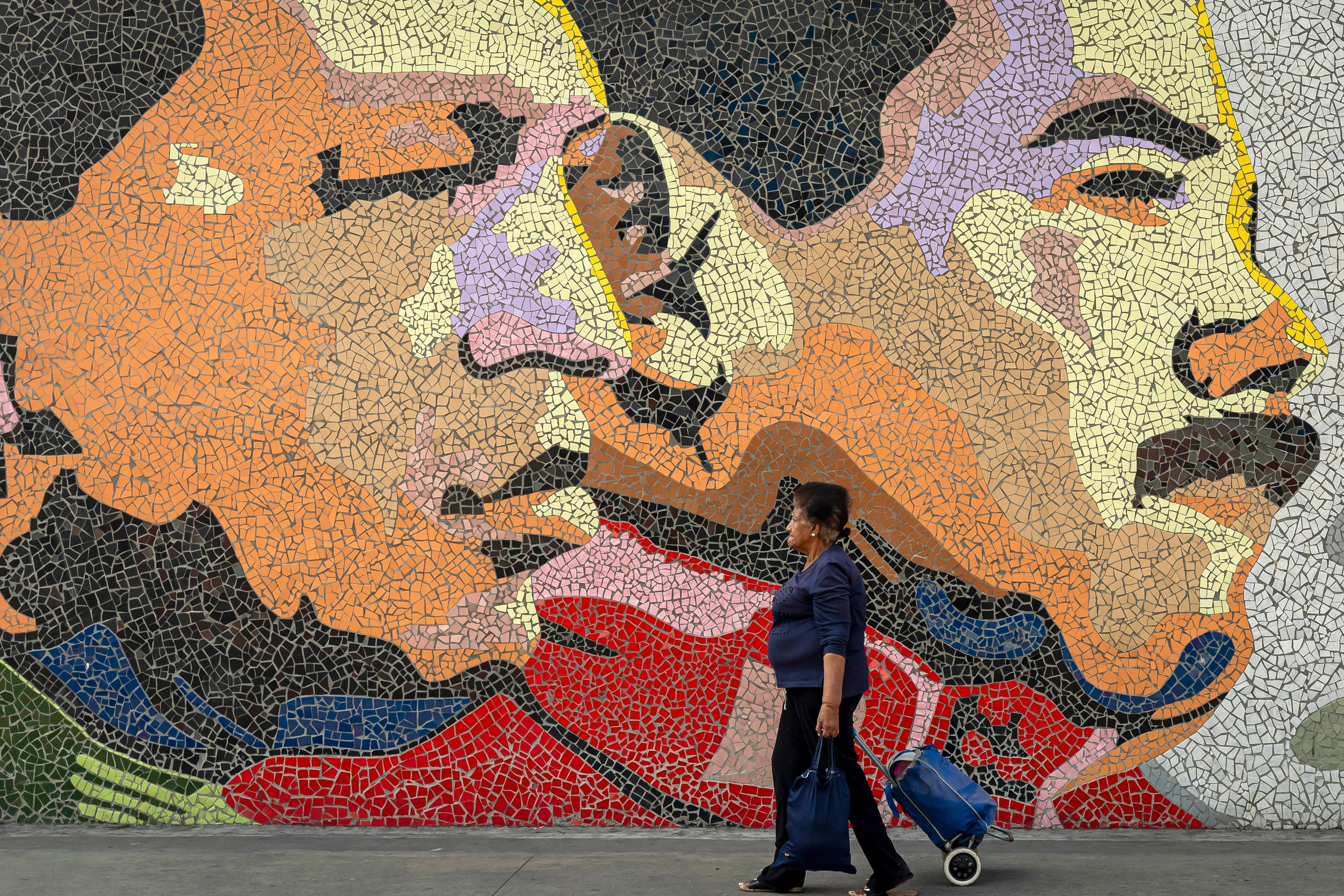 Trump mengatakan Venezuela mencuri minyak, tanah, dan aset AS. Berikut sejarahnya.