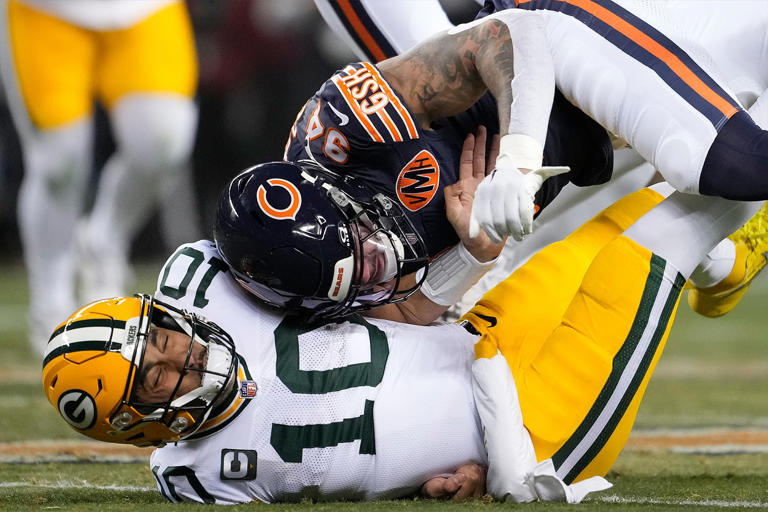 El mariscal de campo de los Packers, Jordan Love, abandona el partido contra los Bears por una conmoción cerebral