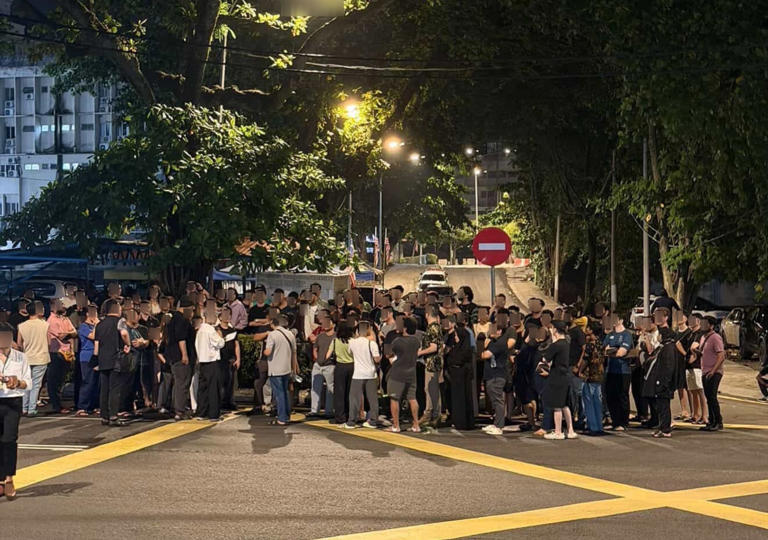 Волонтёры, юристы, члены семьи и друзья собираются у полицейского участка Данг Ванги в Куала-Лумпуре, чтобы выразить солидарность с задержанными после рейда в мужской спа в Чау-Ките. Лица размыты, чтобы защитить личности. Фото: Jejaka/Handout