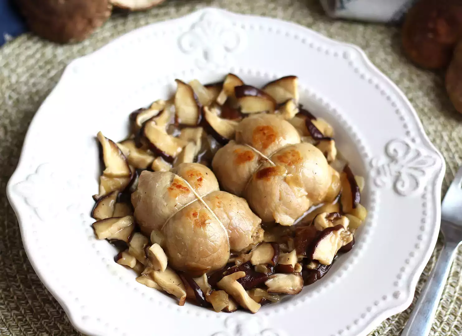 Schweinekoteletts mit einer Pilzsauce