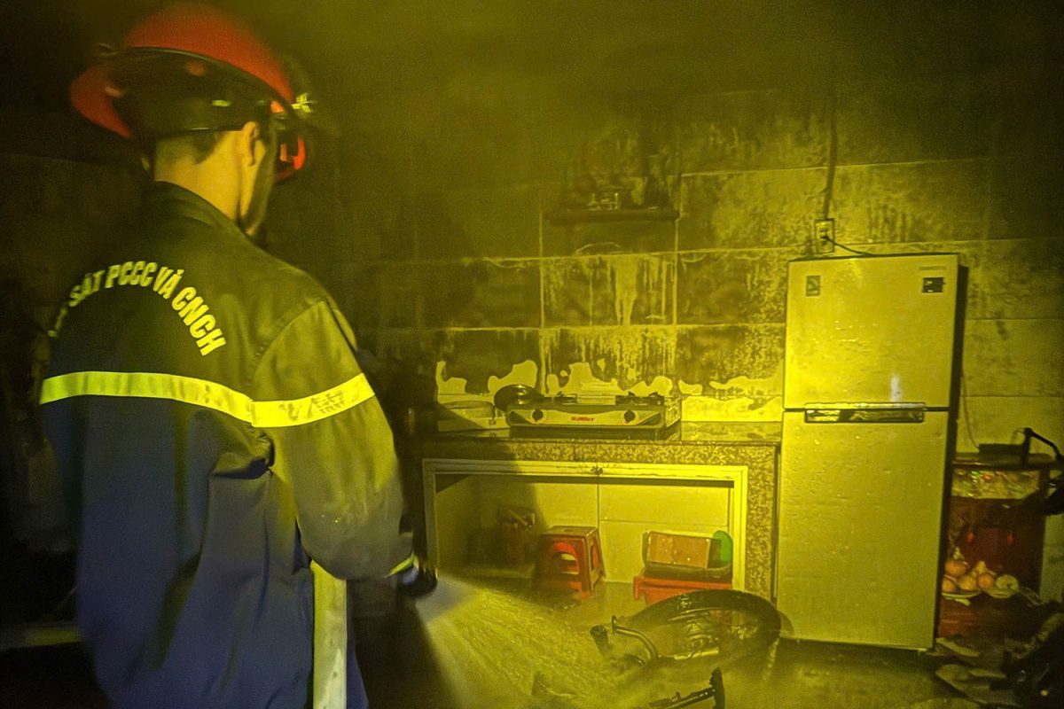 Giải cứu 4 người trong ngôi nhà cháy giữa đêm ở Đà Lạt