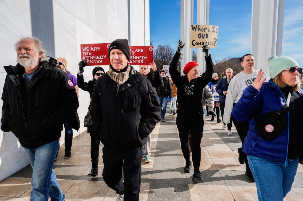 El senador promete una enmienda para eliminar el nombre de Trump del Centro Kennedy
