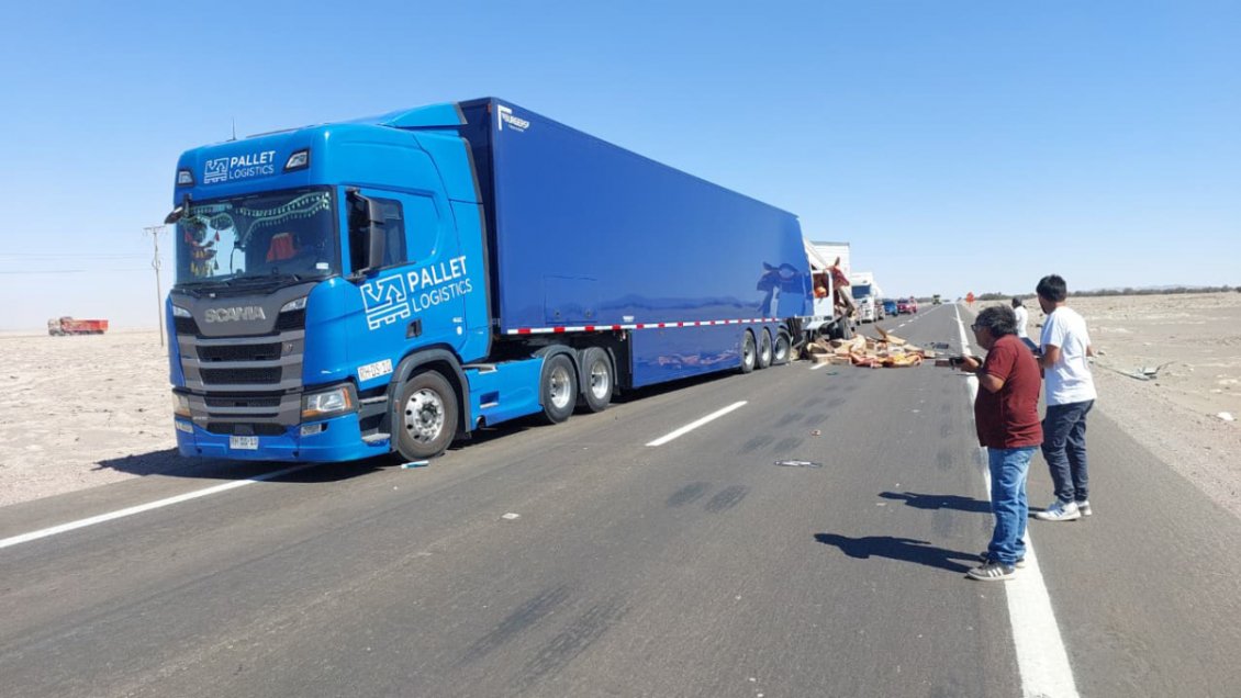 Tarapacá: Conductor murió en violento choque de camiones en la Ruta 5 Norte