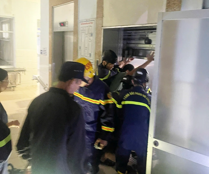 Giải cứu 3 người bị mắc kẹt trong thang máy của bệnh viện ở Đà Nẵng