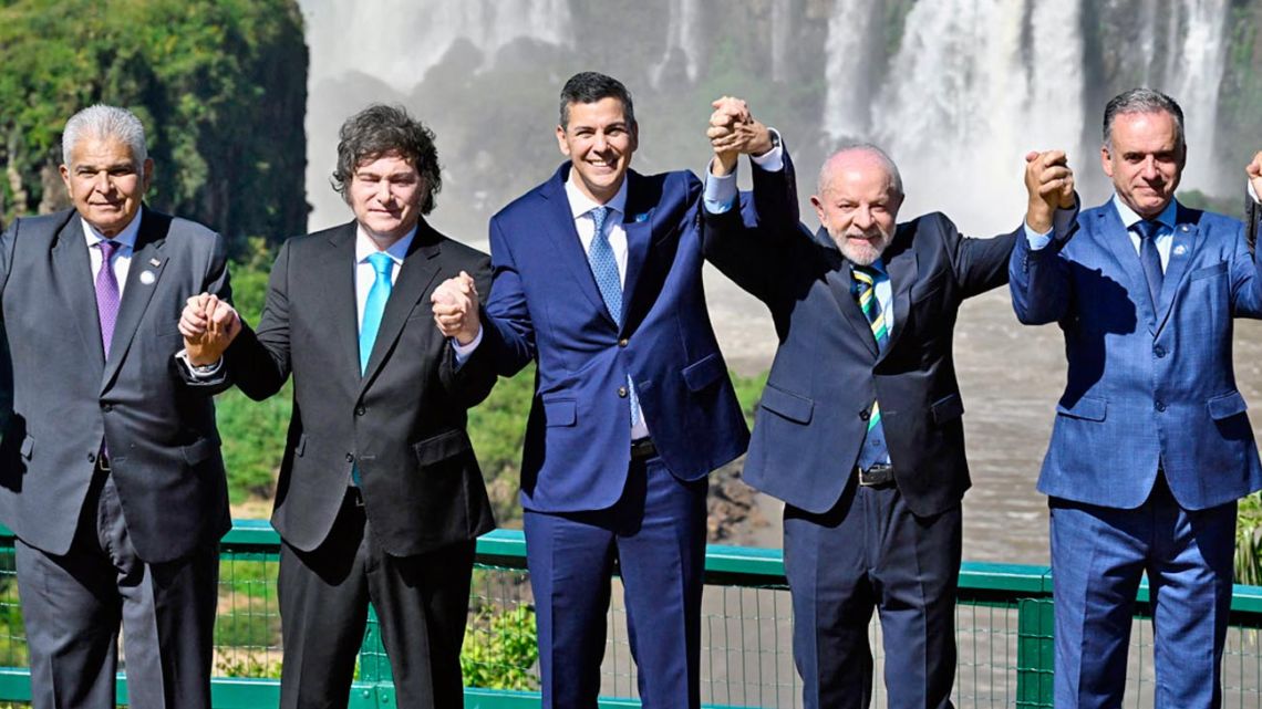 Enojado por el faltazo de Lula, Milei viaja a Paraguay para sellar el ...
