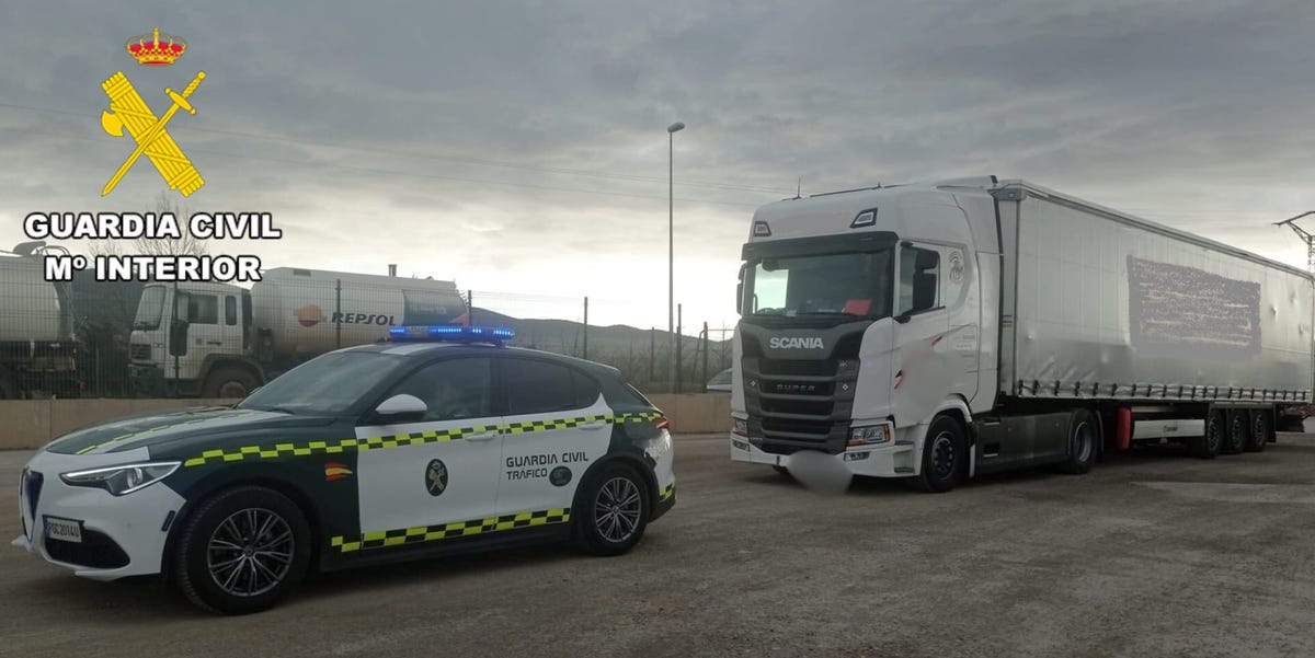 La Guardia Civil intercepta al conductor de un camión de 40 toneladas ...