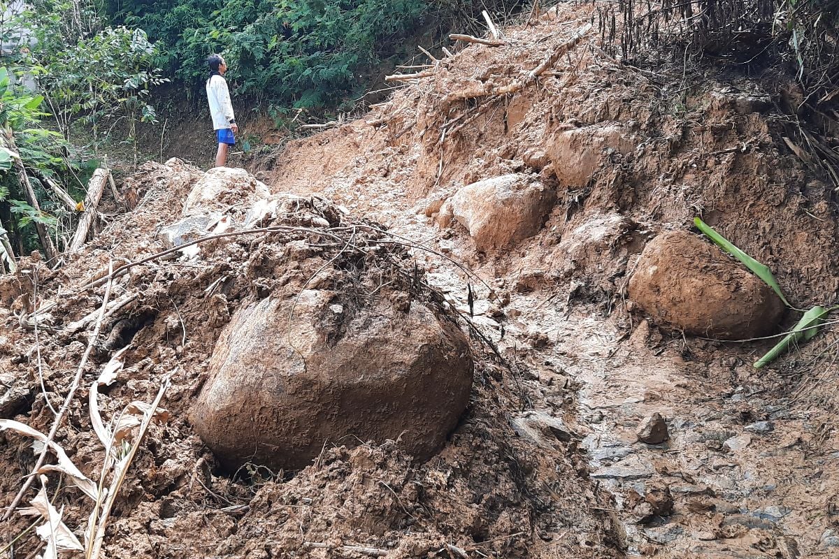 Kampung Citiis Bandung Barat Terisolasi Akibat Longsor, Ekonomi dan Sekolah Lumpuh
