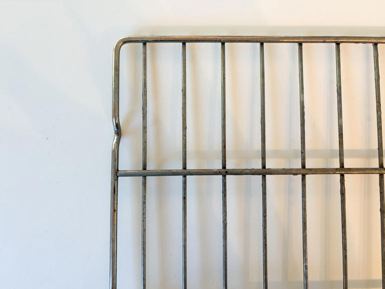 I finally found the best way to clean greasy oven racks—and now they ...