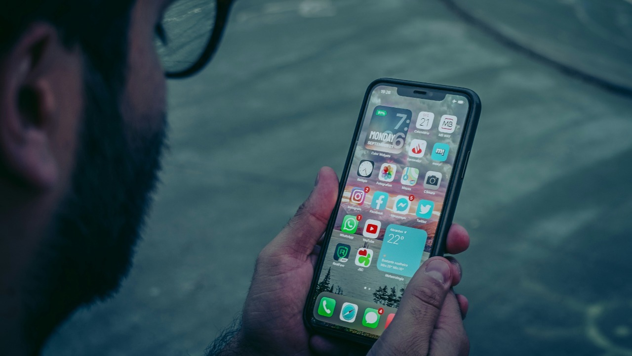 IPhone users told to update as Apple reverses the “hated” fix<br><br>