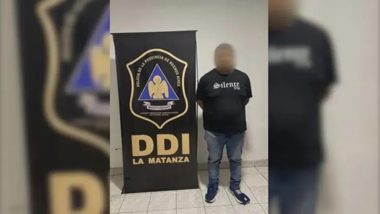 El momento de la detención de Jesús Mallón tras el allanamiento en la localidad de Berazategui. (Video: Gentileza Personal del Gabinete de Homicidios de la DDI La Matanza)