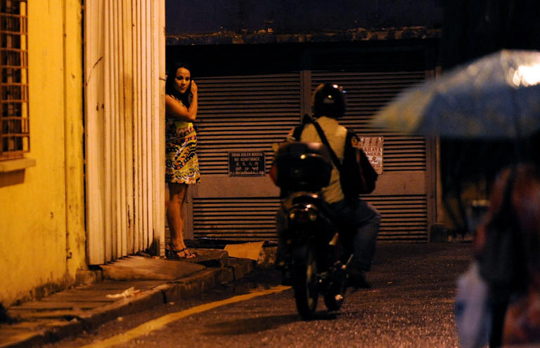 Малайзийская трансгендерная секс-работница ждёт клиентов в Чау Кит, Куала-Лумпур, в 2009 году. Фото: AFP