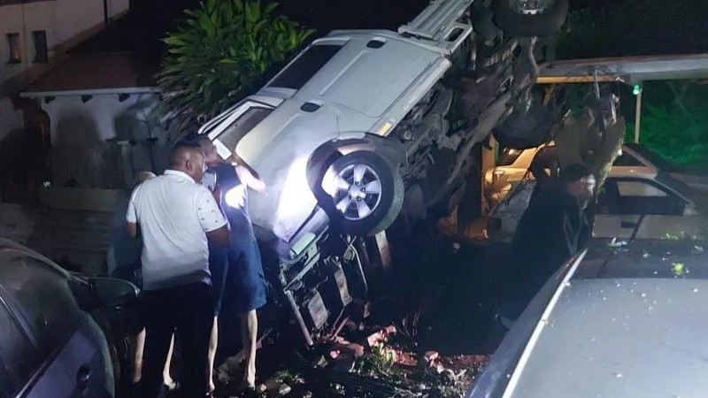 Watch | Speeding bakkie crashes into home on Old Mill Way as residents ...