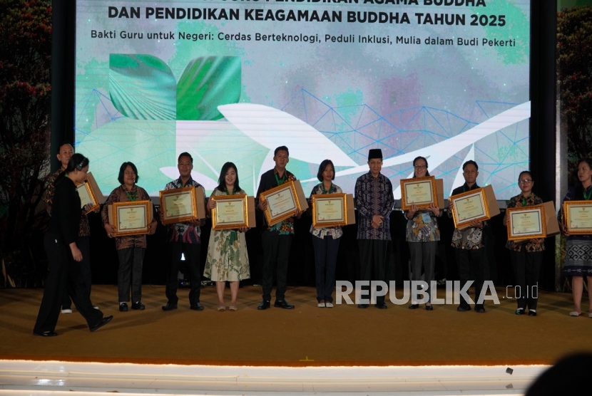 Menteri Nasaruddin Umar Beri Penghargaan Kepada 30 Guru Buddha