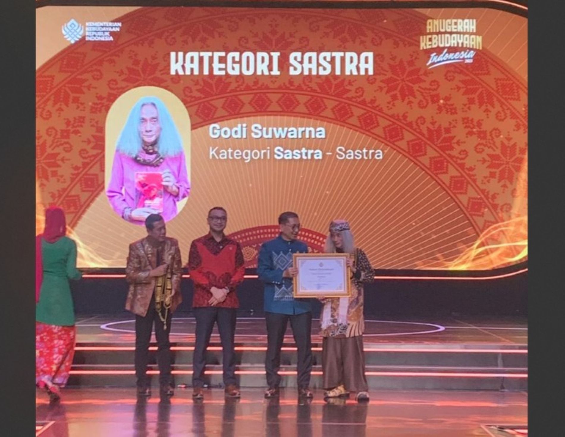 Ketika Maestro Sunda Berbicara di Bawah Pohon