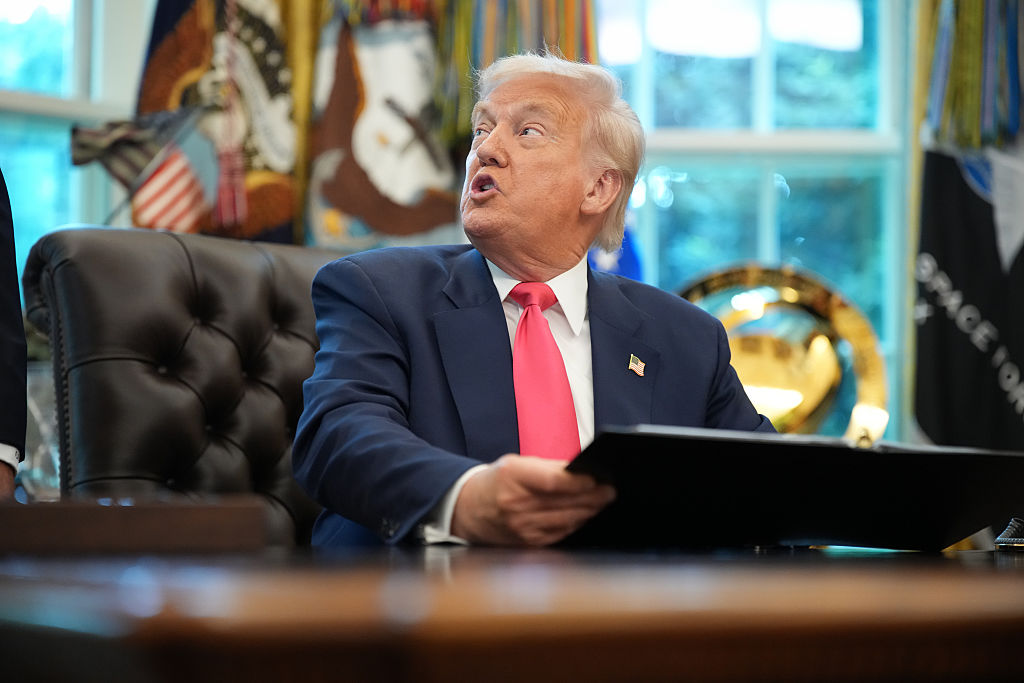 Trump erupts over Mar-a-Lago search after new email report<br>