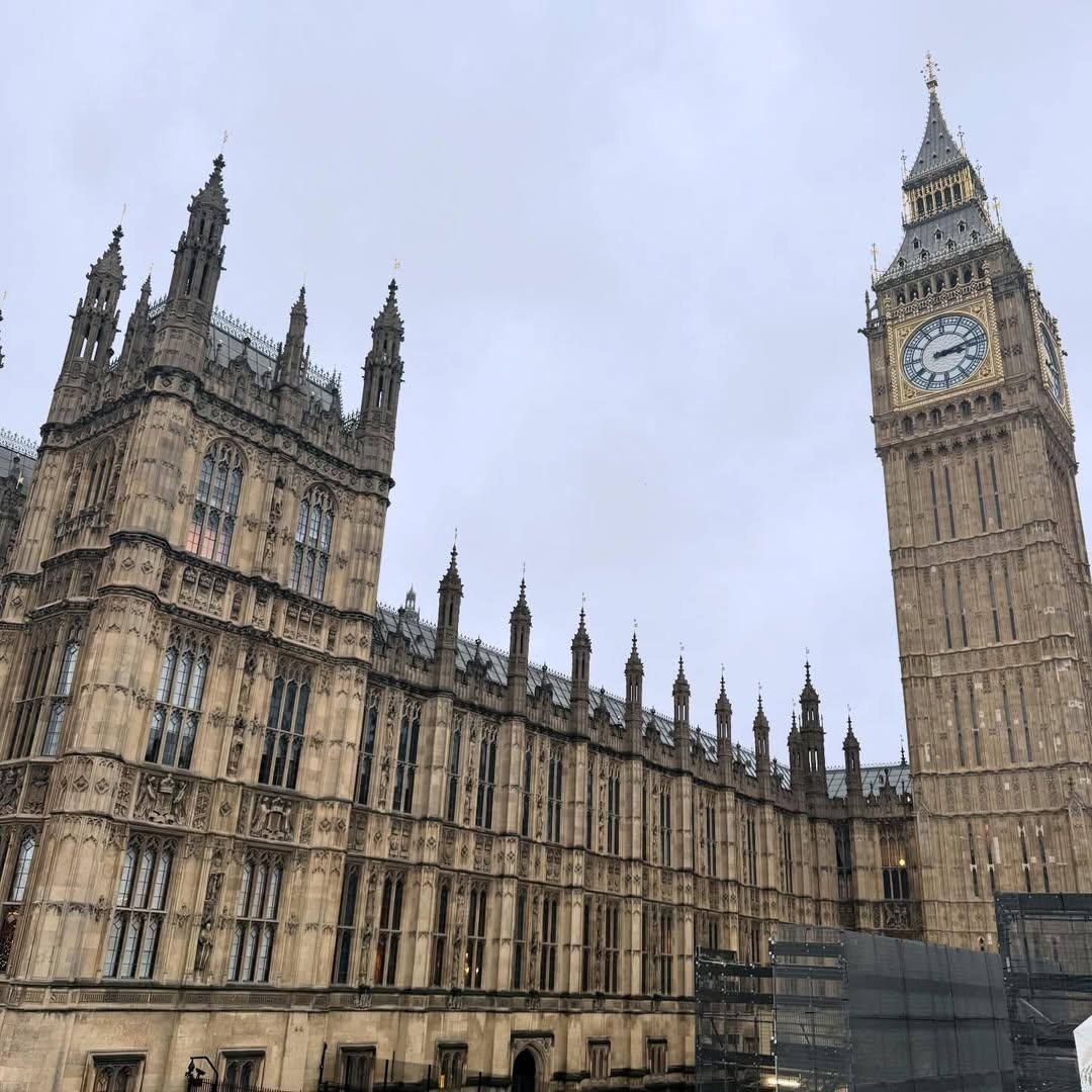 10 Foto Keluarga Audy Item Berjalan-jalan di Sekitar Big Ben London