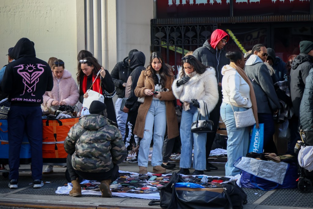 Cops raid 2 more NYC knock-off markets — scaring off absolutely no one ...