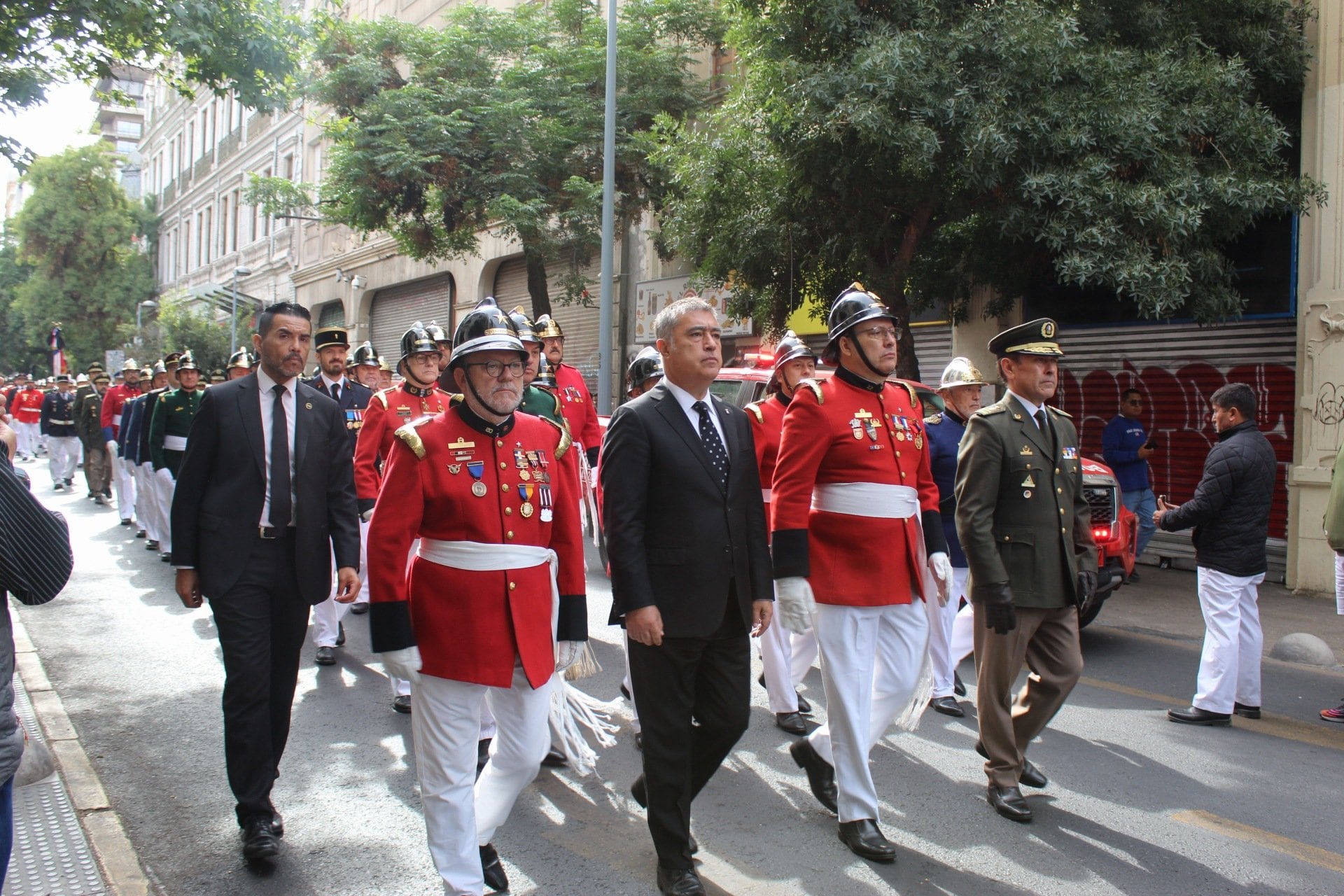 Con masivo acompañamiento se realiza funeral del bombero Paul Valenzuela en el Cementerio General
