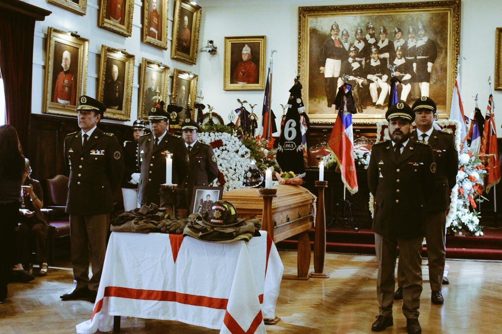 Con masivo acompañamiento se realiza funeral del bombero Paul Valenzuela en el Cementerio General