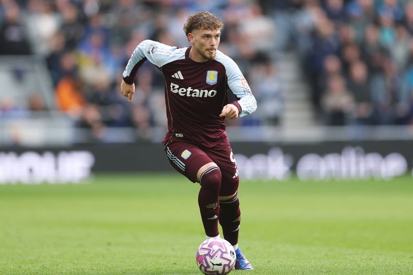 LIVERPOOL, INGLATERRA - 13 DE SEPTIEMBRE: Harvey Elliott del Aston Villa corre con el balón durante el partido de la Premier League entre el Everton y el Aston Villa en el Estadio Hill Dickinson el 13 de septiembre de 2025 en Liverpool, Inglaterra. (Foto de Carl Recine/Getty Images)
