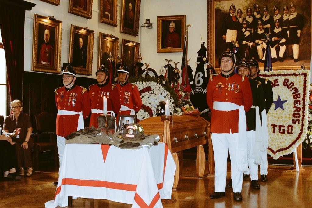 Con masivo acompañamiento se realiza funeral del bombero Paul Valenzuela en el Cementerio General
