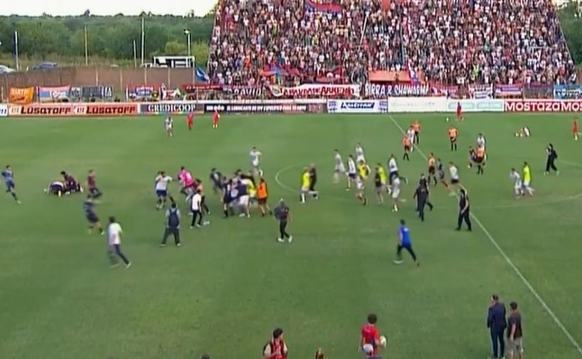 Escándalo en la final por el ascenso a la Primera Nacional entre ...