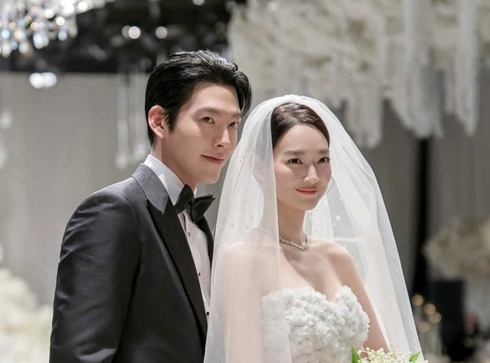 Cảm động chuyện Shin Min Ah đội gạo cúng leo núi, cầu cho Kim Woo Bin ...