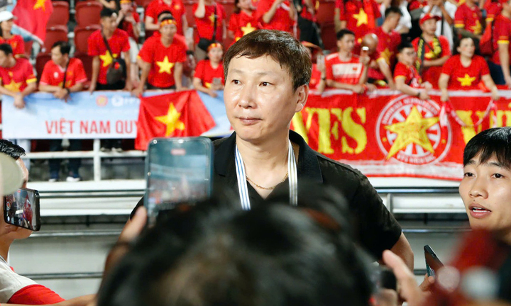 VFF tự động gia hạn hợp đồng với HLV Kim Sang-sik đến hết Asian Cup 2027