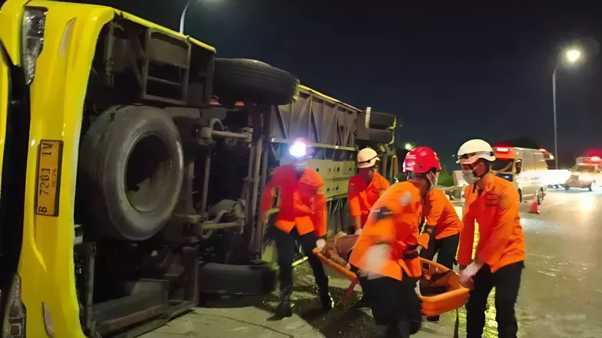 Xe khách đâm vào dải phân cách, 15 người thiệt mạng