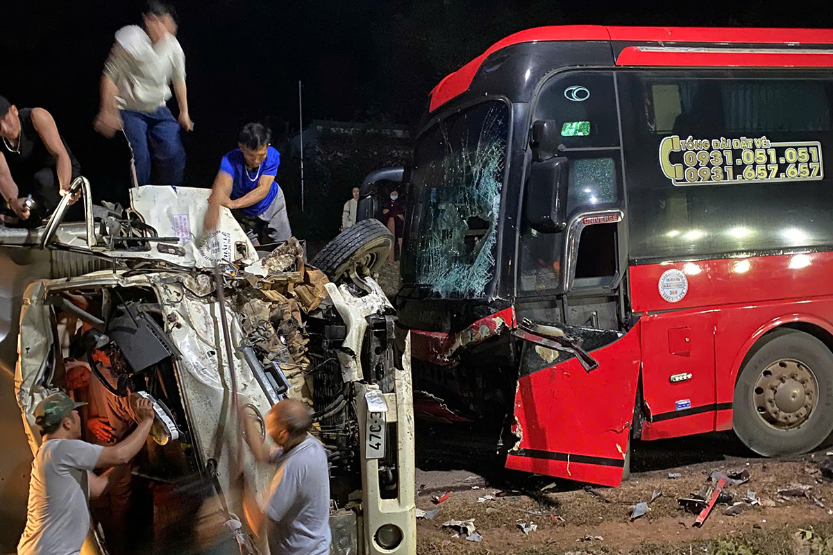 Hai vợ chồng mắc kẹt trong cabin sau tai nạn