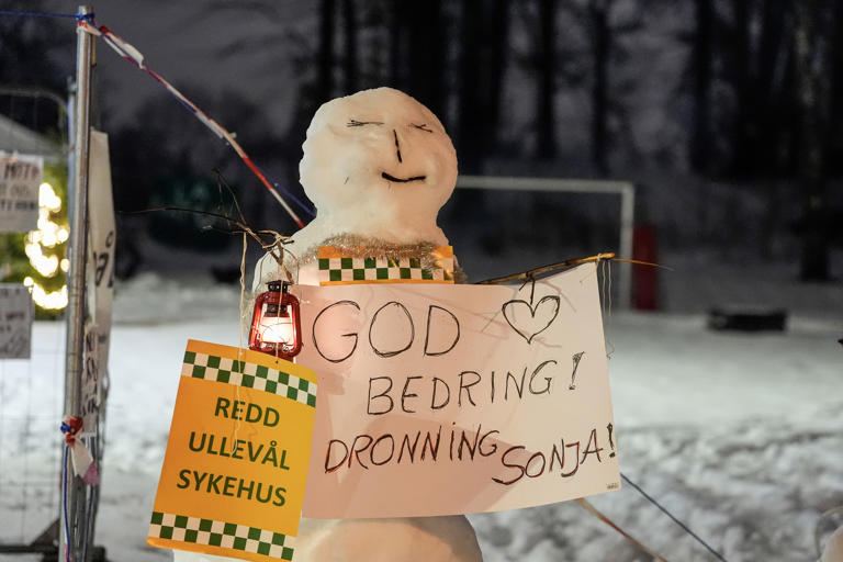 Folkeaksjonen Redd Ullevål Sykehus lagde en snømann som holder en plakat med teksten: «God bedring, dronning Sonja» utenfor Rikshospitalet i januar. Foto: Terje Pedersen / NTB