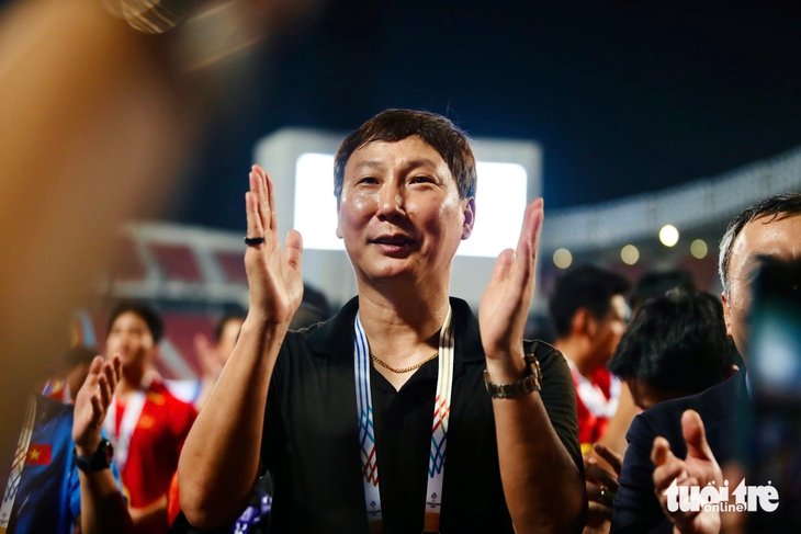 Ông Park Hang Seo chúc mừng U22 Việt Nam và HLV Kim Sang Sik