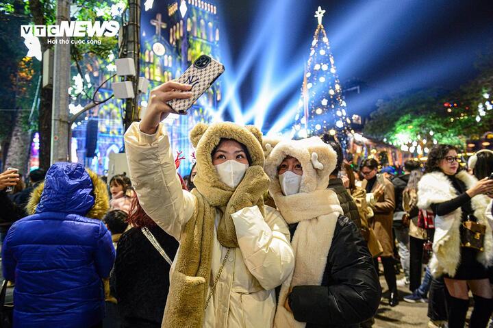 Tin không khí lạnh mới nhất: Hà Nội chuyển mưa rét trong đêm Giáng sinh 24/12