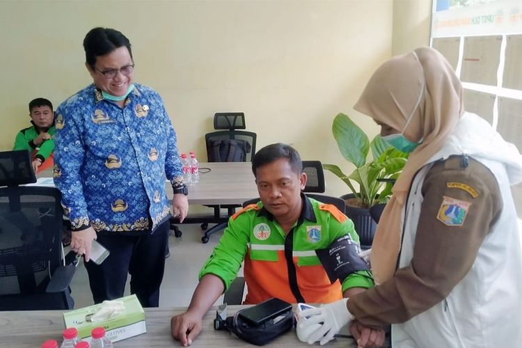 Sopir Truk Sampah DKI Hadapi Tantangan Berat dan Risiko Kesehatan