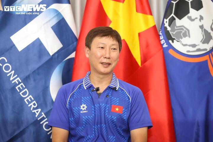 HLV Kim Sang-sik: 'Vợ tôi tắt tivi khi U22 Việt Nam bị dẫn 0-2'