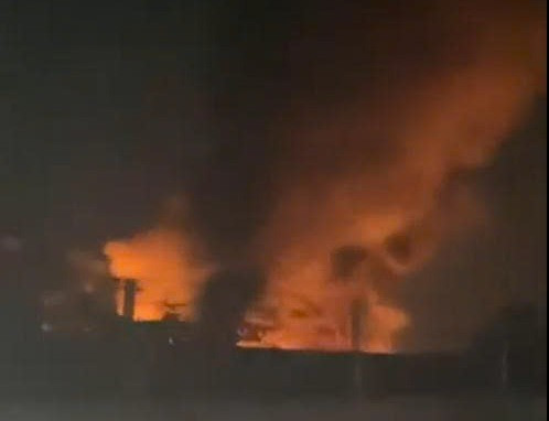 Cháy lớn bãi phế liệu rộng hàng trăm mét vuông ở TPHCM