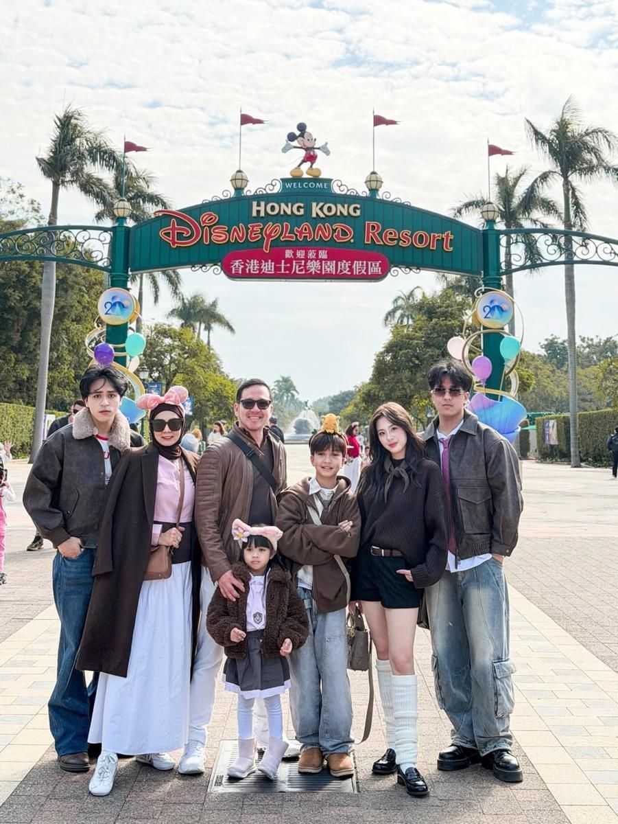 10 Foto Liburan Azizi Asadel di Disneyland Hong Kong, Bahagia!